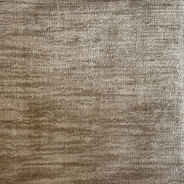 Aura Stripes 101 – Plain Collection · handgeknüpfter Designerteppich von NEGRA Zürich