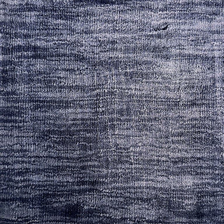 Aura Stripes 303 – Plain Collection · handgeknüpfter Designerteppich von NEGRA Zürich